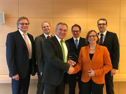 Caption: Personally awarding the 2016 Infoma Innovation Prize to finalist: the city of Gießen - from left to right: Stefan Keltsch (Axians Infoma), Christian Diste (ekom21), Holger Schmelzeisen (Axians Infoma), Andreas Schemel (ekom21), Mayor Dietlind Grabe-Bolz and Dr. Dirk During (city of Gießen)