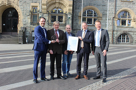 Caption: Personally awarding the 2016 Infoma Innovation Prize to the winner: the city of Remscheid - from left to right: Daniel Riss (Axians Infoma), Wolfgang Künz and Reinhard Köhler (city of Remscheid), Kai Eickmeier and Stefan Beering (Axians Infoma)