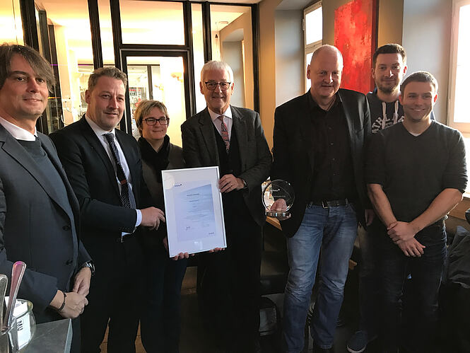 Caption: Personally awarding the 2016 Infoma Innovation Prize to finalist: the city of Siegburg - from left to right: Oliver Couvigny and Kai Eickmeier (Axians Infoma), Nicole Schröder, Franz Huhn, Bernd Lehmann, Christian Brauweiler and Carsten Glathe (city of Siegburg)