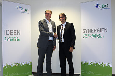 Vertragsunterzeichnung (v.l.n.r.): Dr. Rolf Beyer (Verbandsgeschäftsführer der KDO), Oliver Couvigny (Geschäftsführer Axians Infoma)
